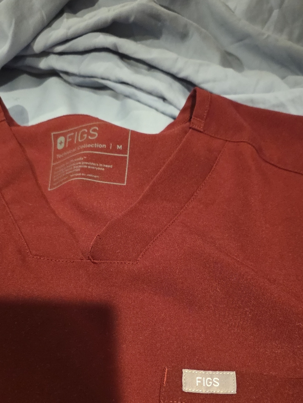 Figs Men’s V-Neck Scrub Top - Brick Red